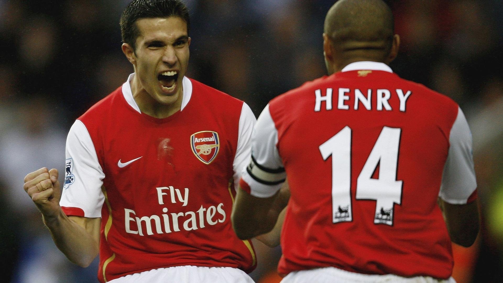 全黑队依靠精准的传球和不断突破,取得优势,全黑队服